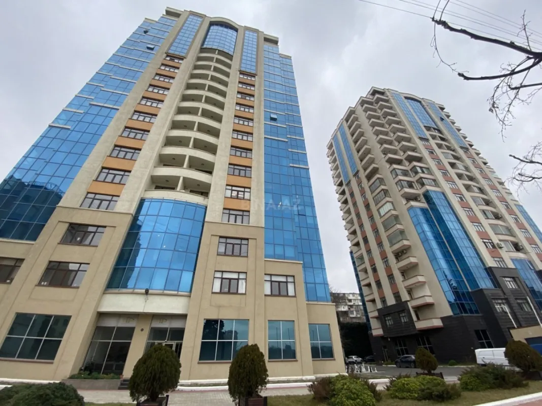 Satılır 4 otaqlı mənzil 210 m²