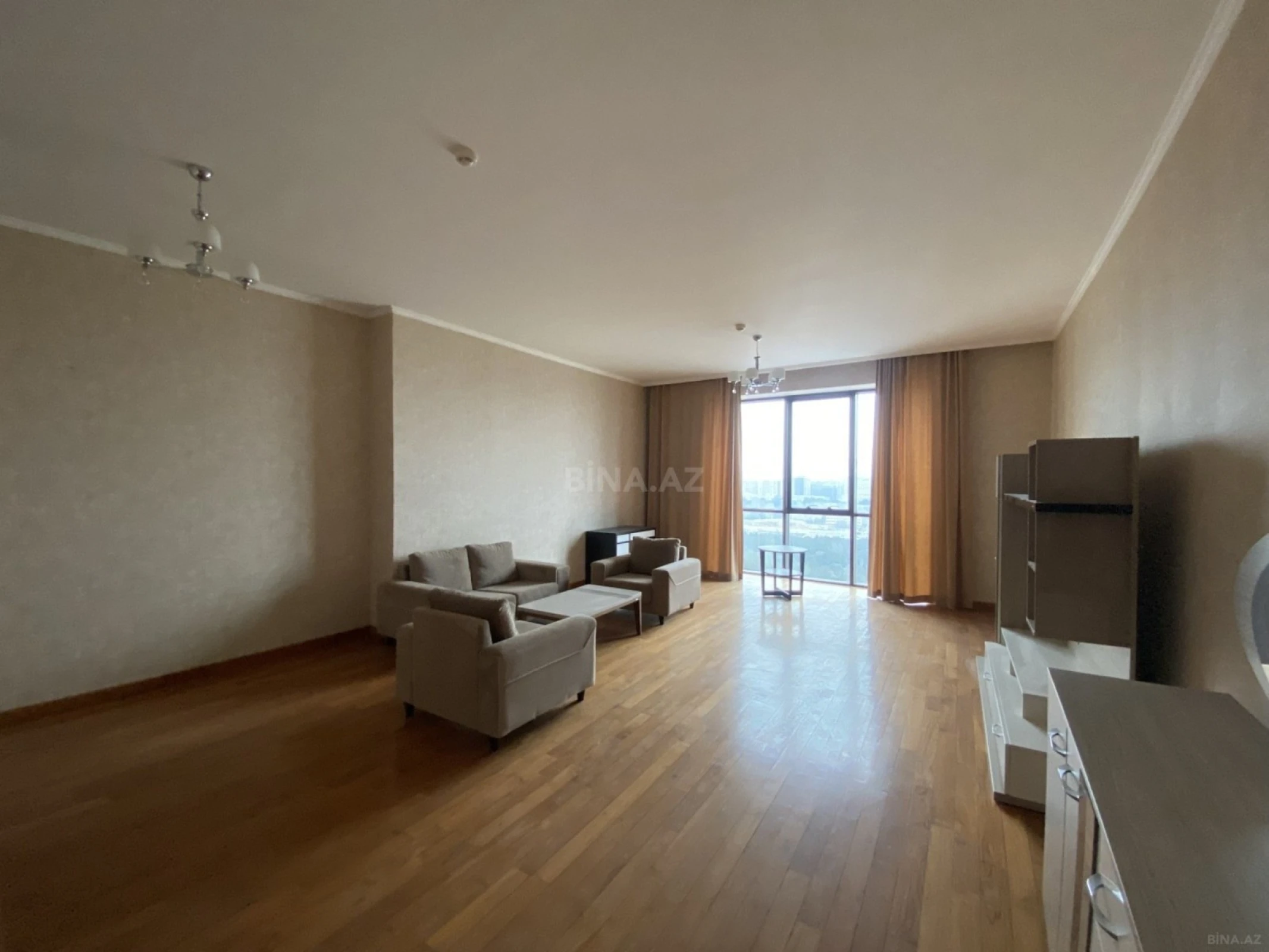 Satılır 4 otaqlı mənzil 210 m²