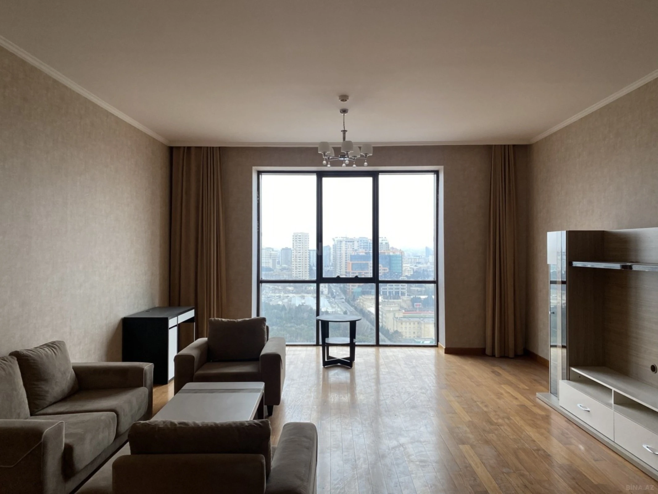 Satılır 4 otaqlı mənzil 210 m²