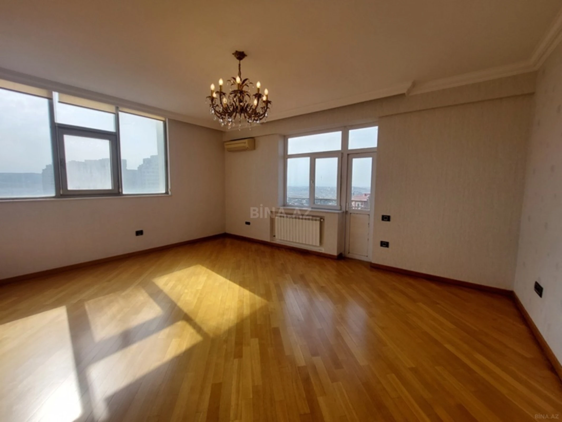 Satılır 5 otaqlı mənzil 450 m²