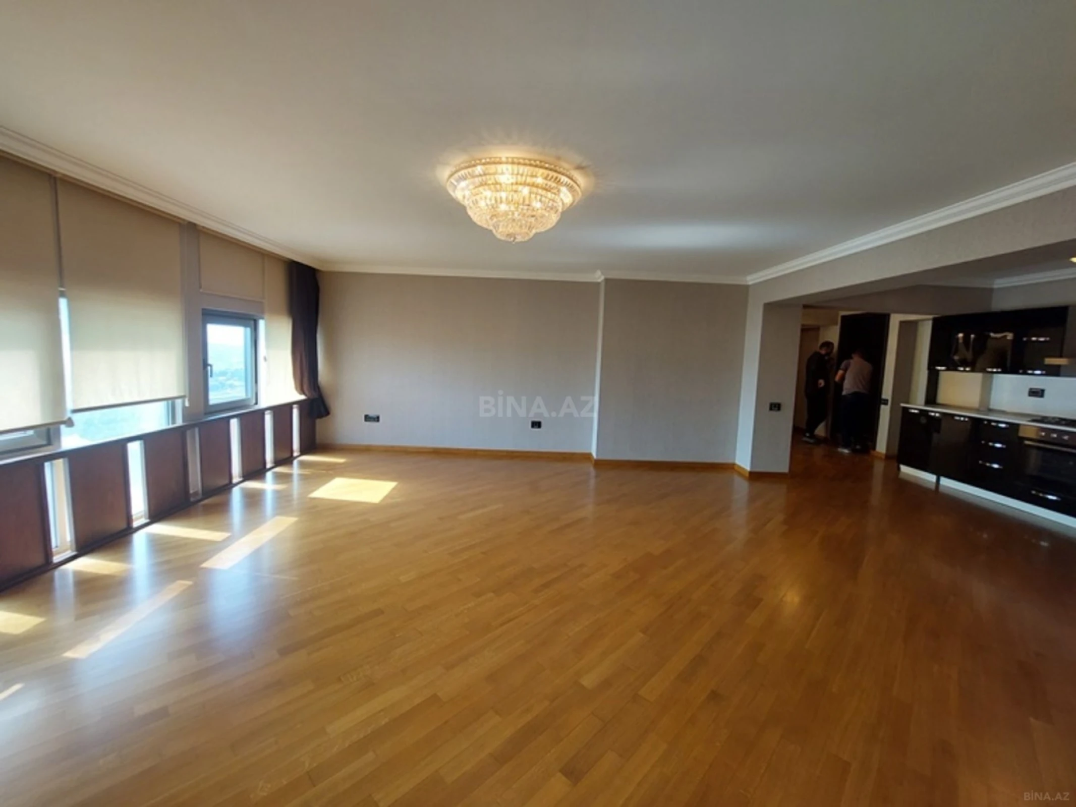 Satılır 5 otaqlı mənzil 450 m²