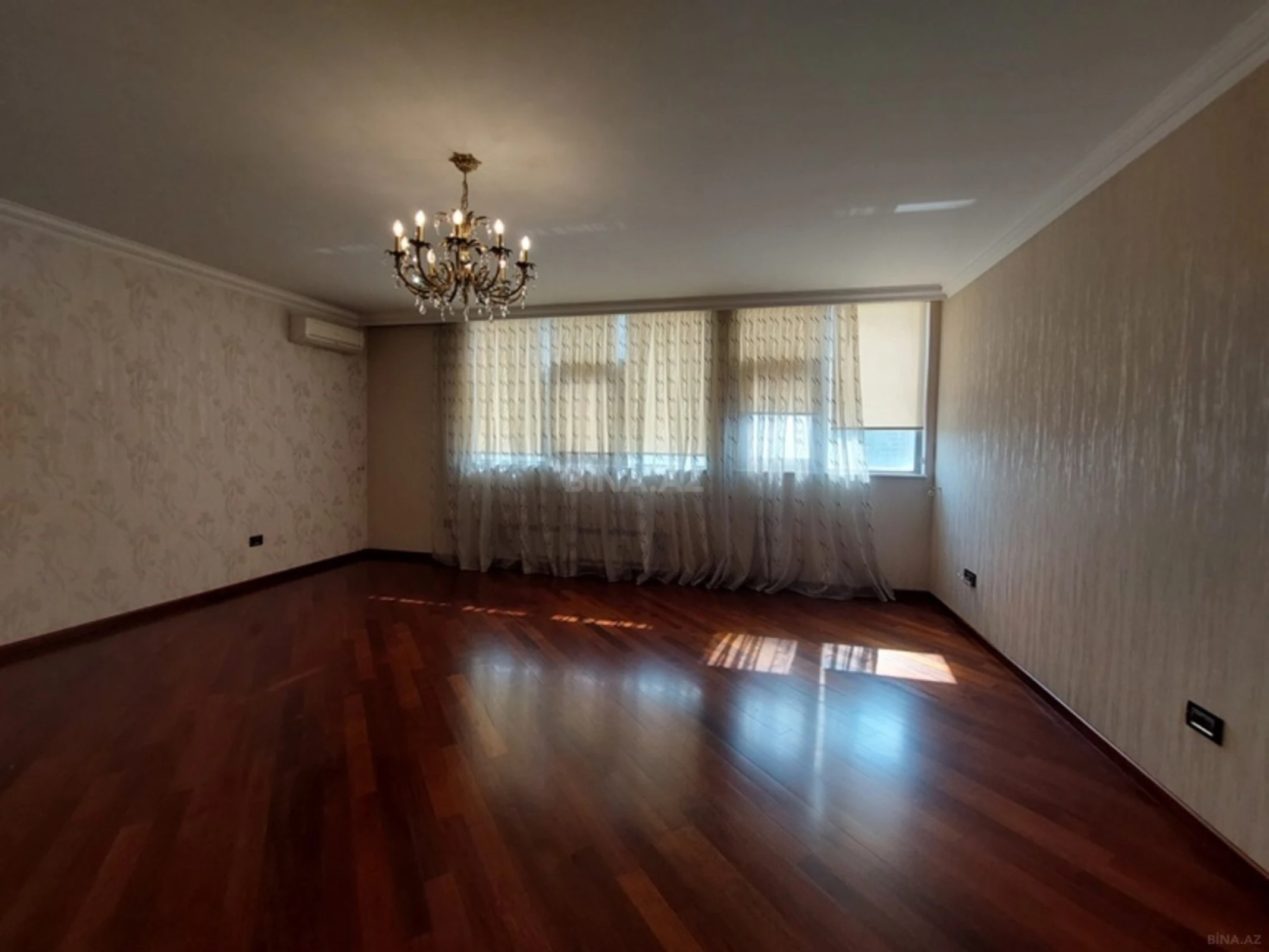 Satılır 5 otaqlı mənzil 450 m²
