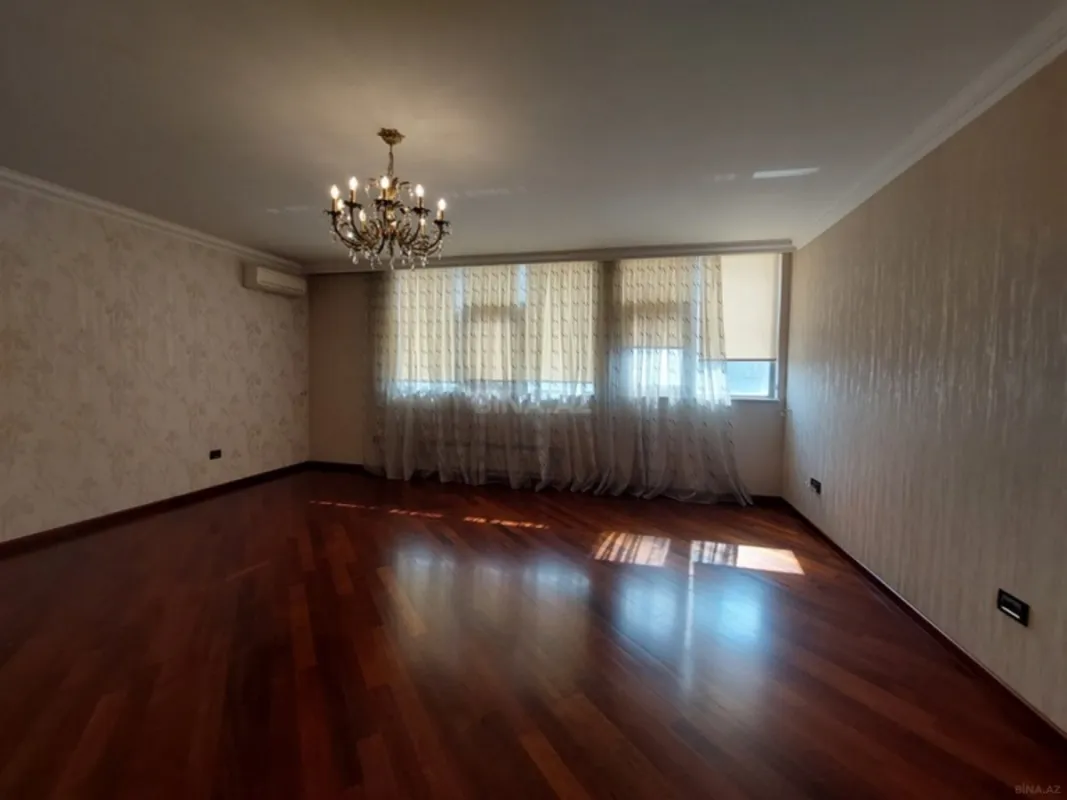 Satılır 5 otaqlı mənzil 450 m²