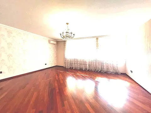 Satılır 5 otaqlı mənzil 450 m²