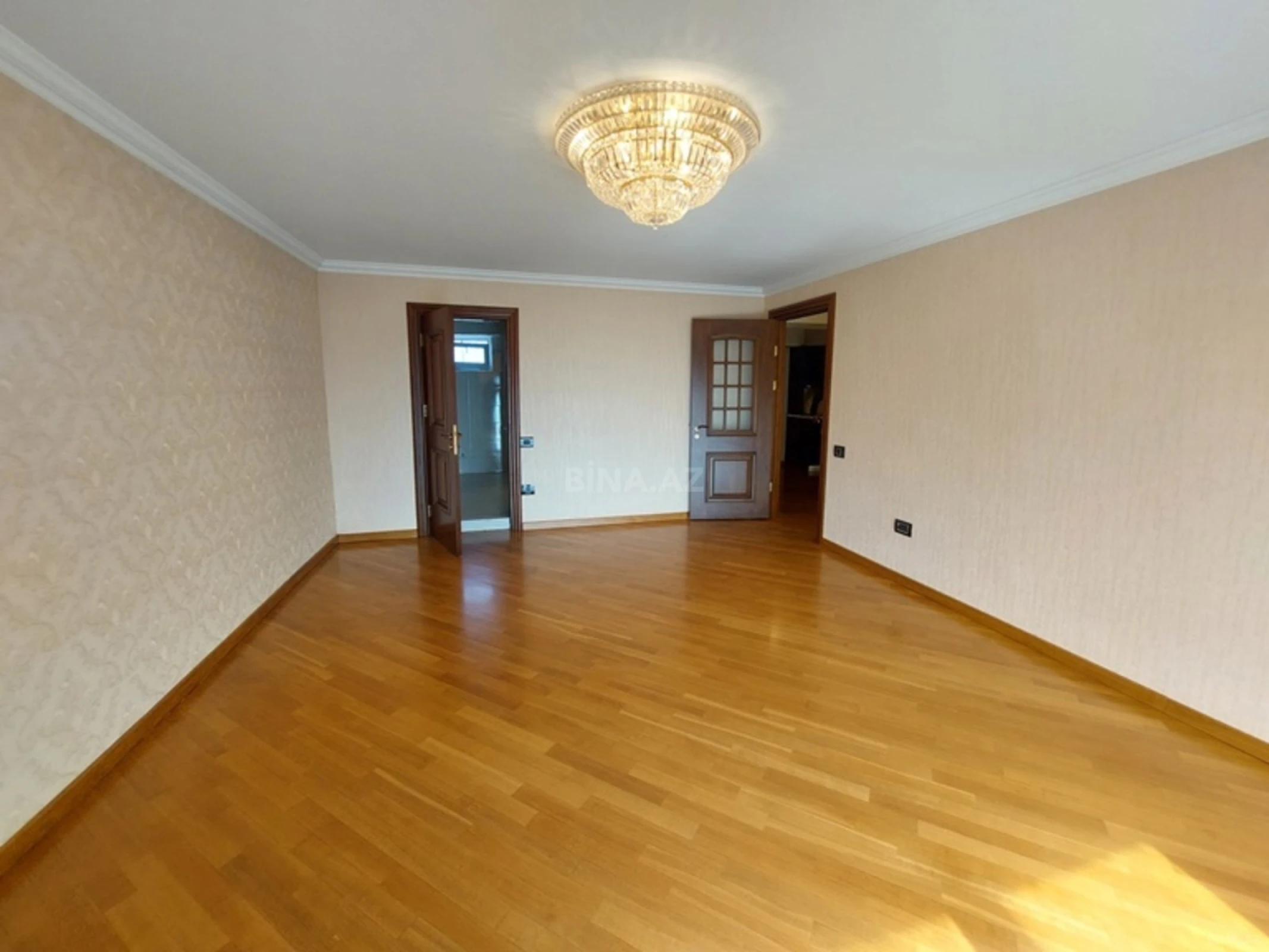 Satılır 5 otaqlı mənzil 450 m²