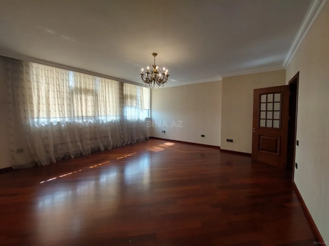 Satılır 5 otaqlı mənzil 450 m²