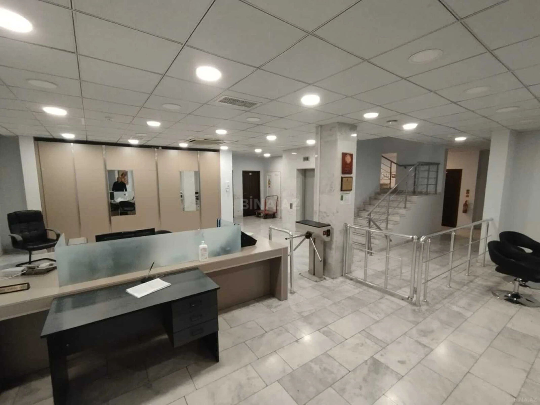 Kirayə verilir 20 otaqlı ofis 1000 m²