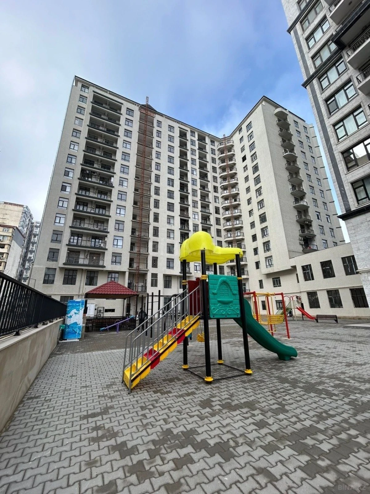 Satılır 3 otaqlı mənzil 117 m²