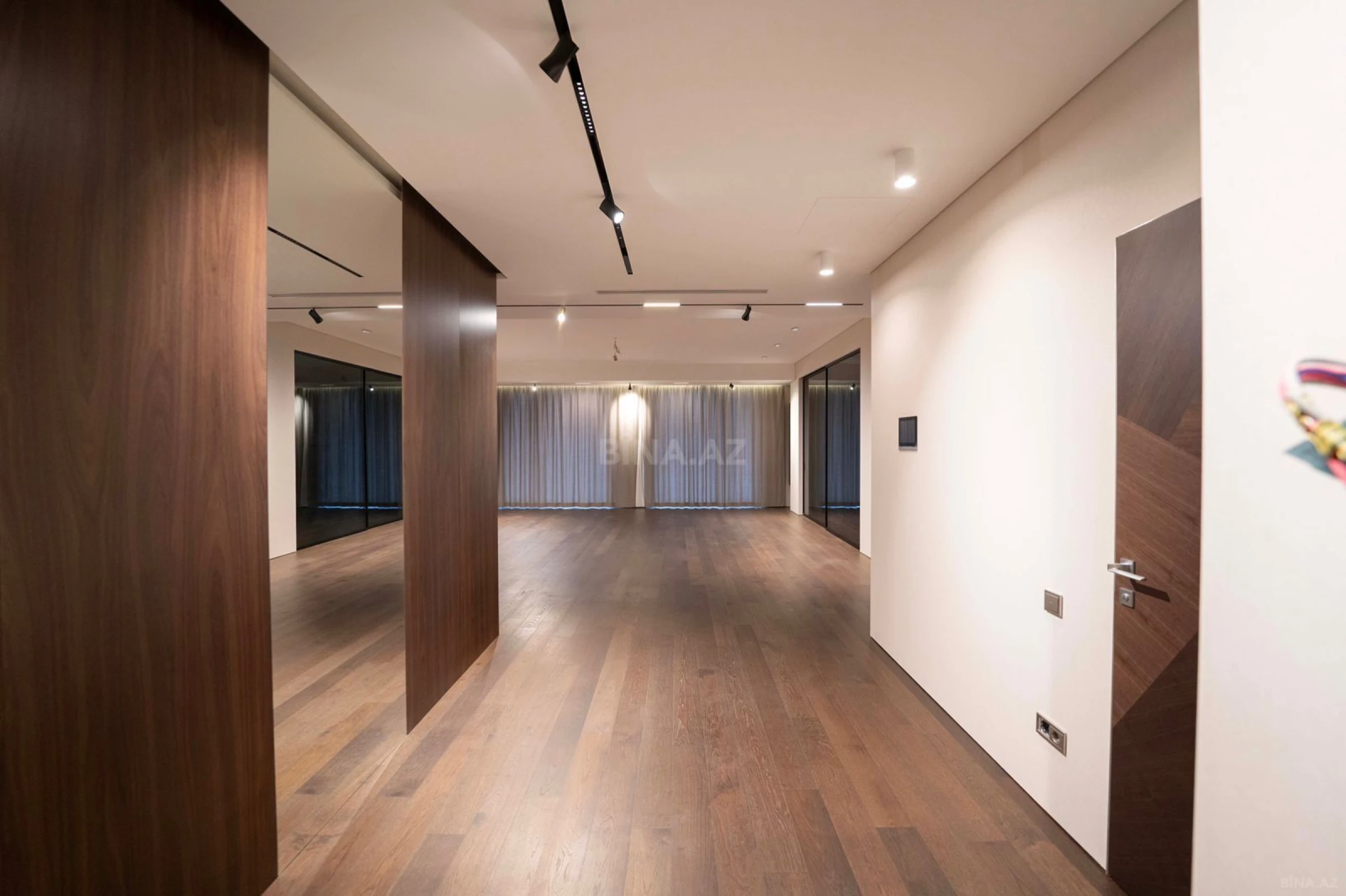 Satılır 4 otaqlı mənzil 288.28 m²