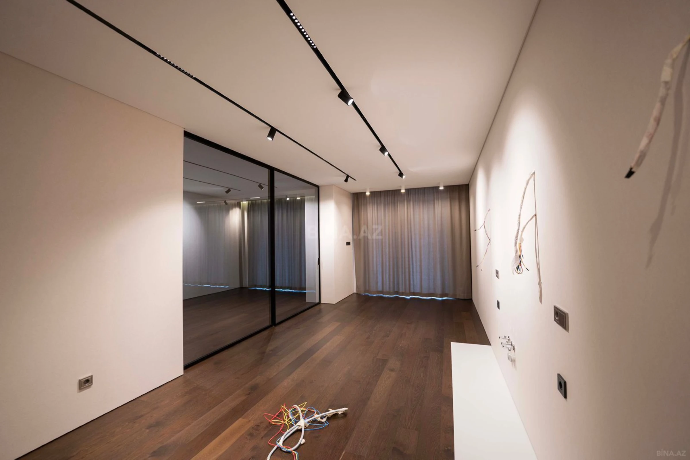 Satılır 4 otaqlı mənzil 288.28 m²