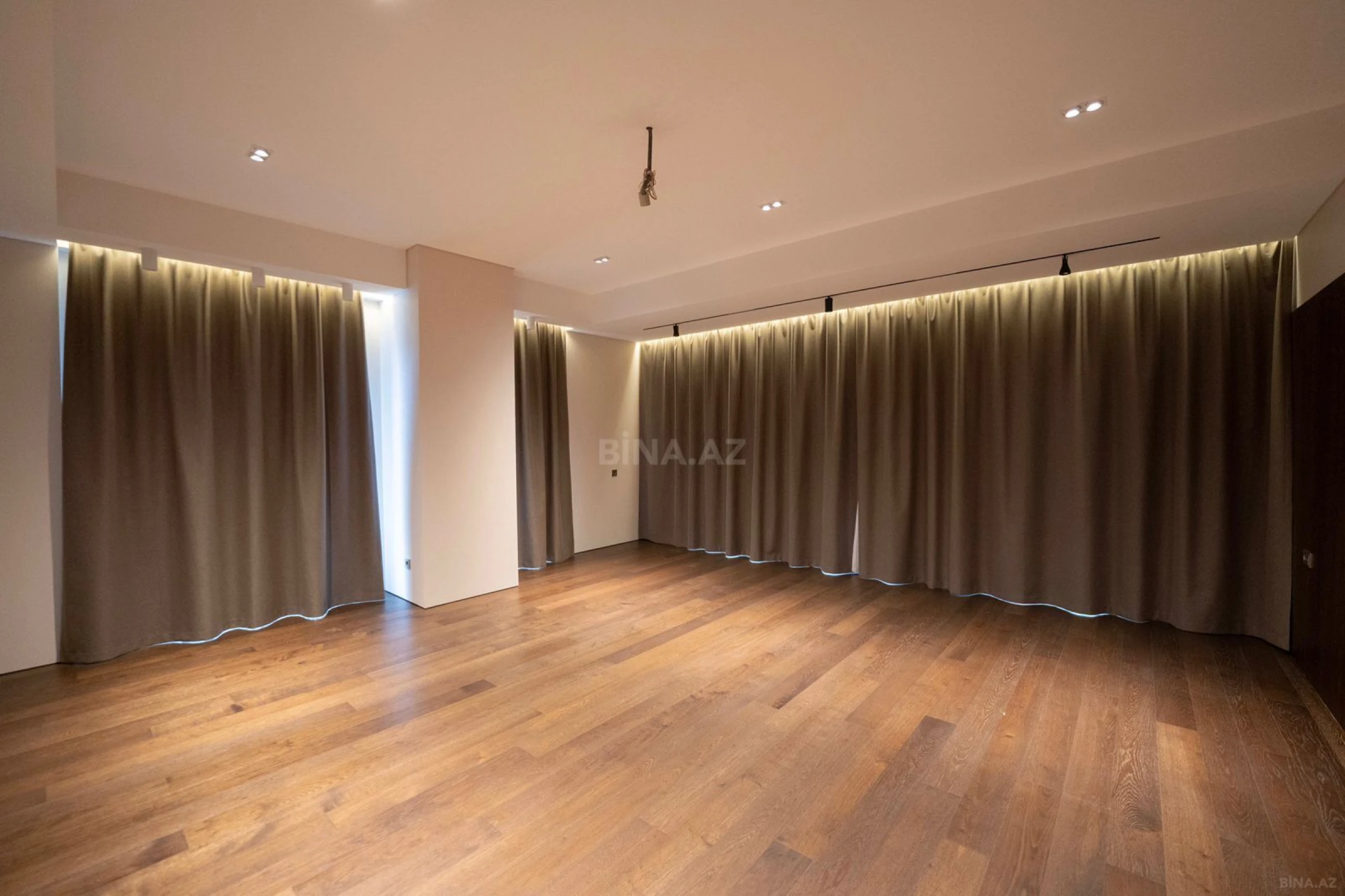 Satılır 4 otaqlı mənzil 288.28 m²