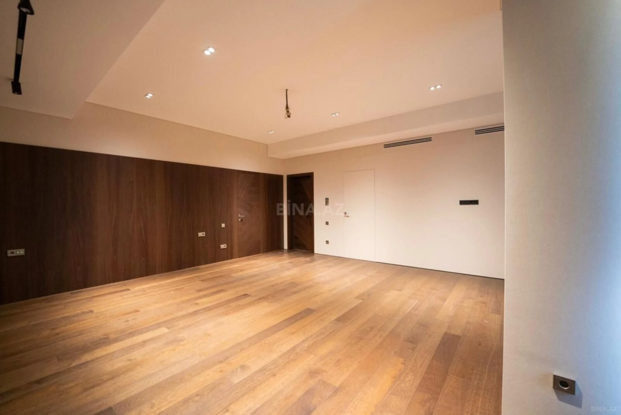 Satılır 4 otaqlı mənzil 288.28 m²