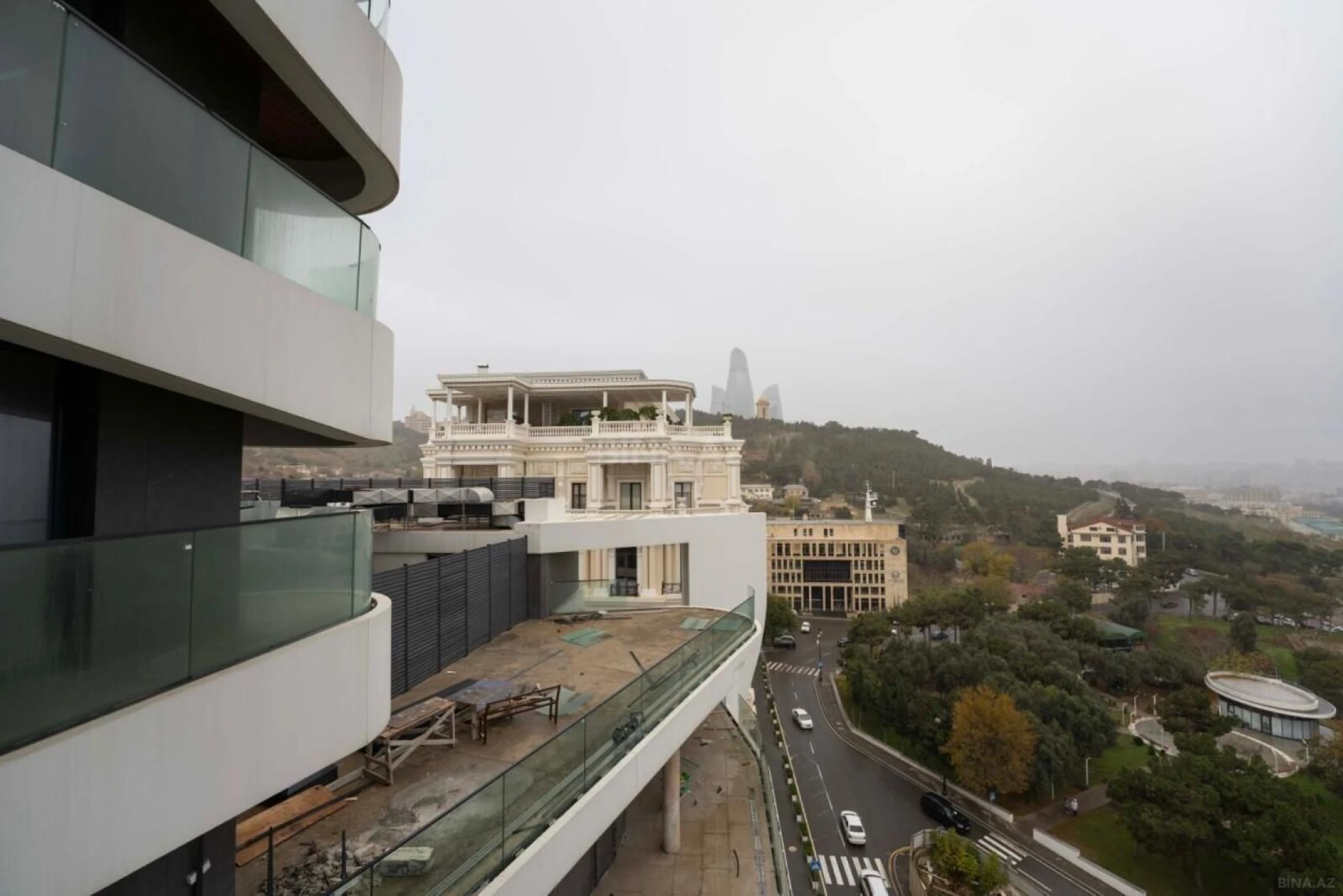 Satılır 4 otaqlı mənzil 288.28 m²