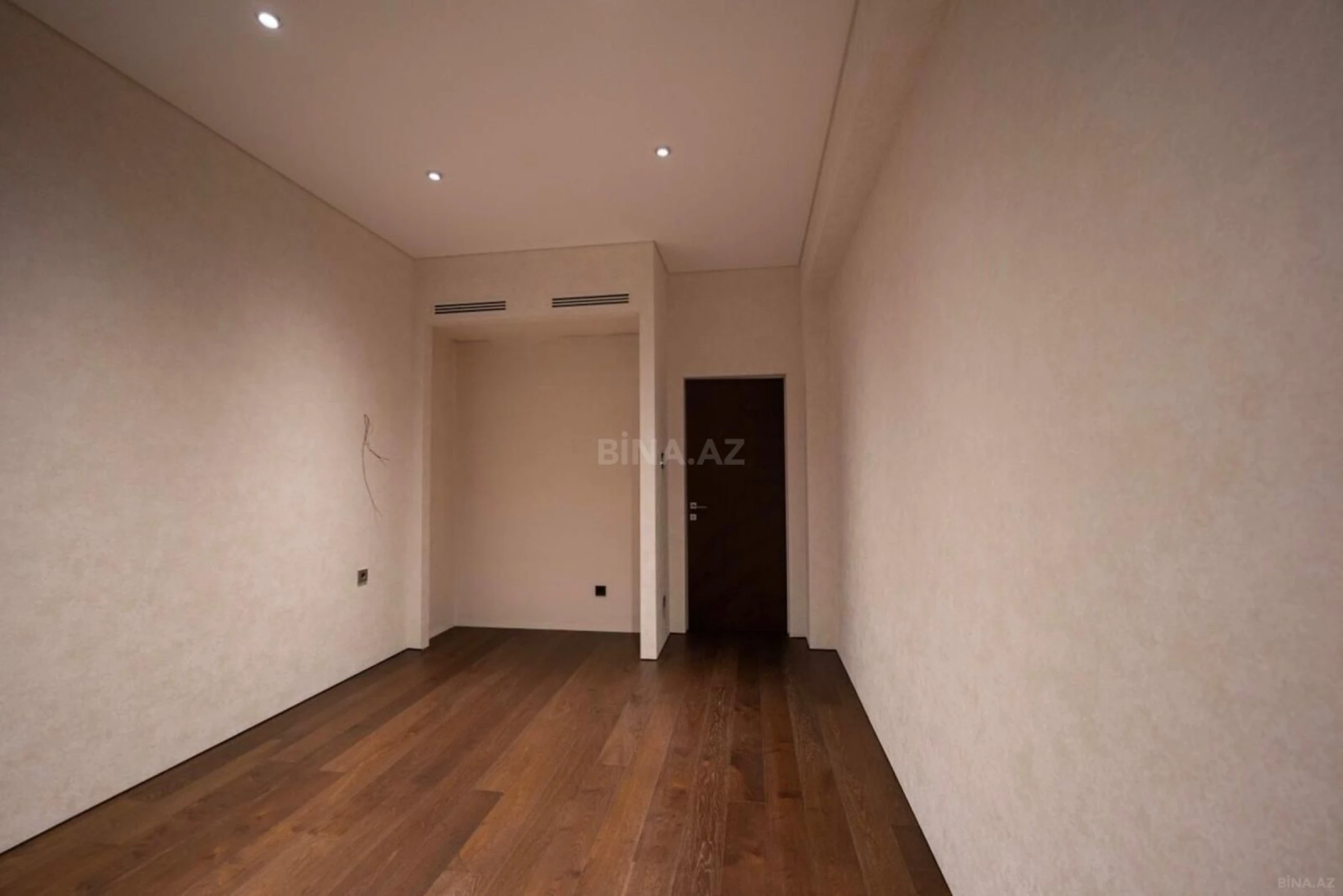 Satılır 4 otaqlı mənzil 288.28 m²