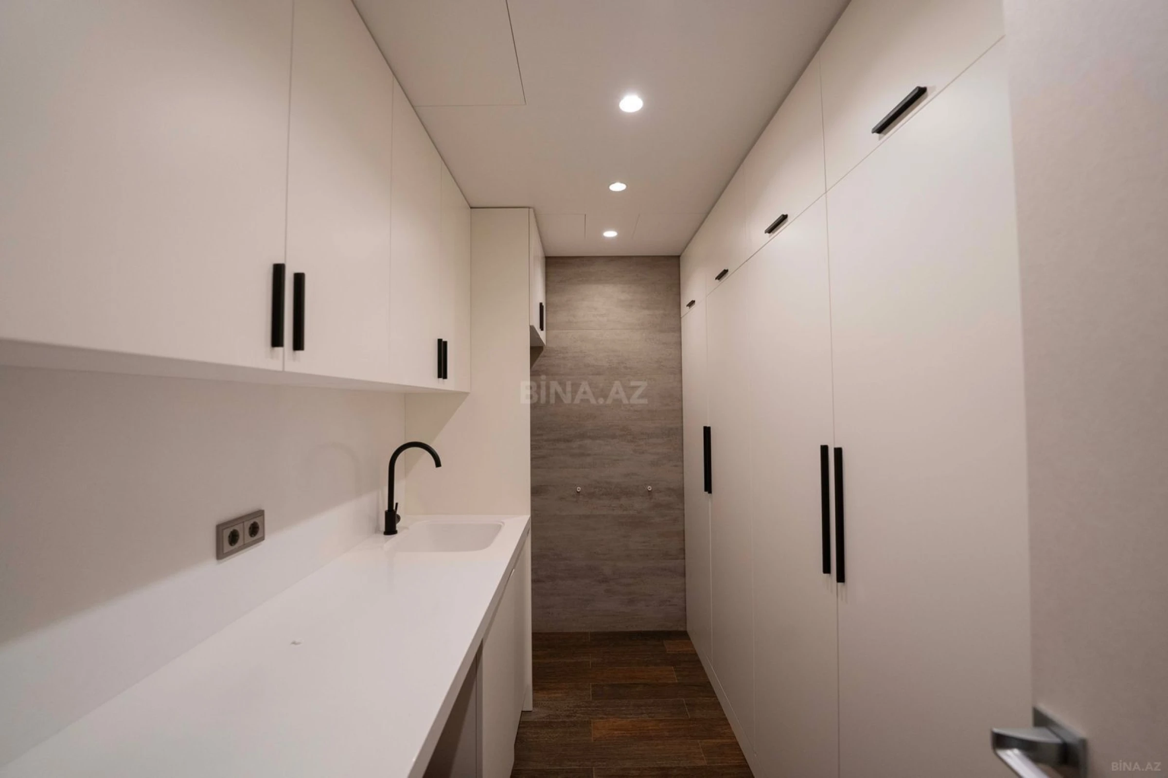 Satılır 4 otaqlı mənzil 288.28 m²