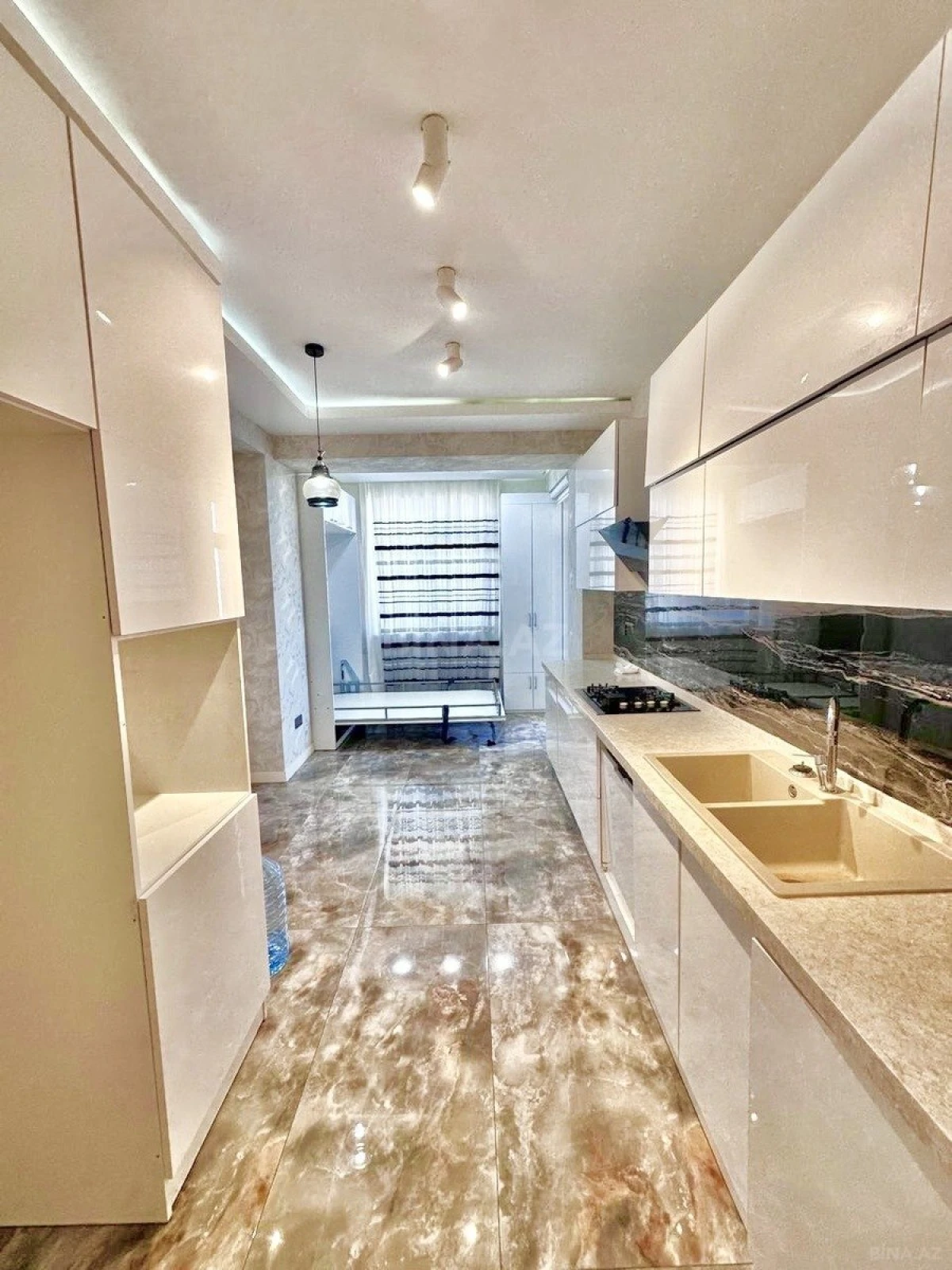 Satılır 3 otaqlı mənzil 110 m²