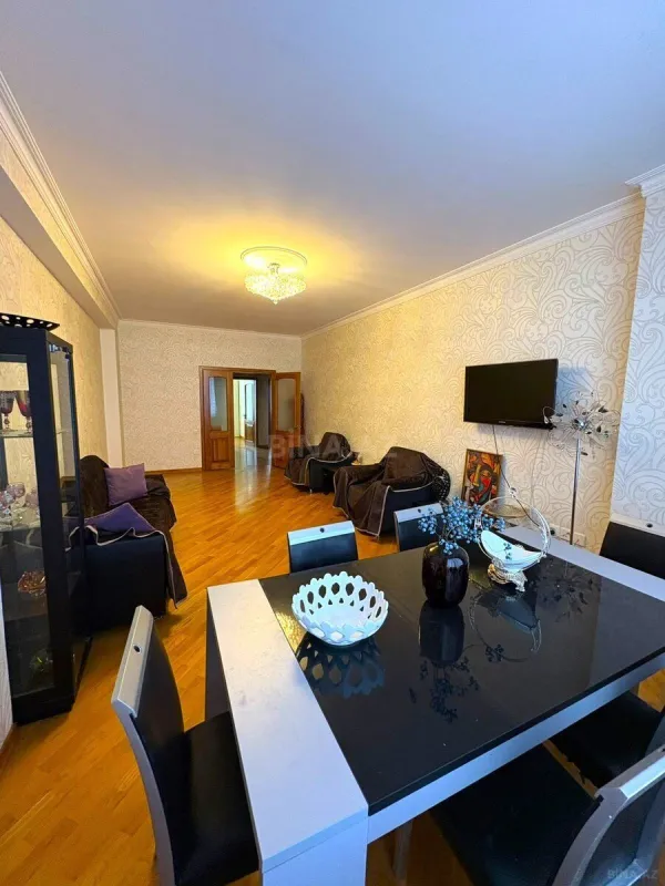 Satılır 3 otaqlı mənzil 115 m²