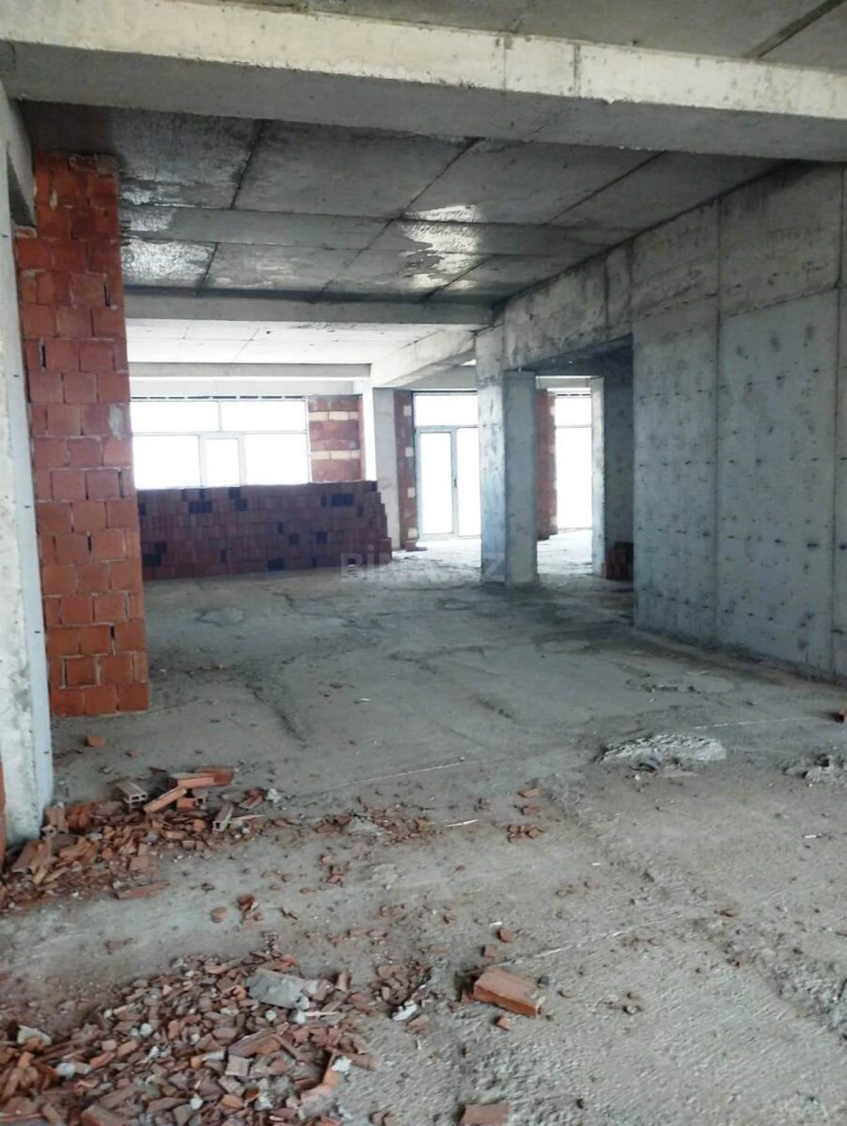 Satılır 3 otaqlı mənzil 118 m²