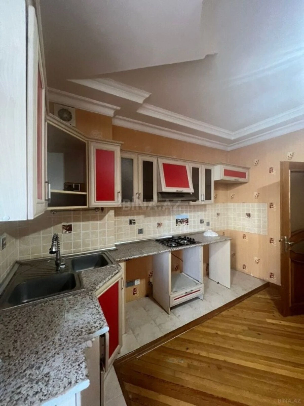 Satılır 3 otaqlı mənzil 122 m²
