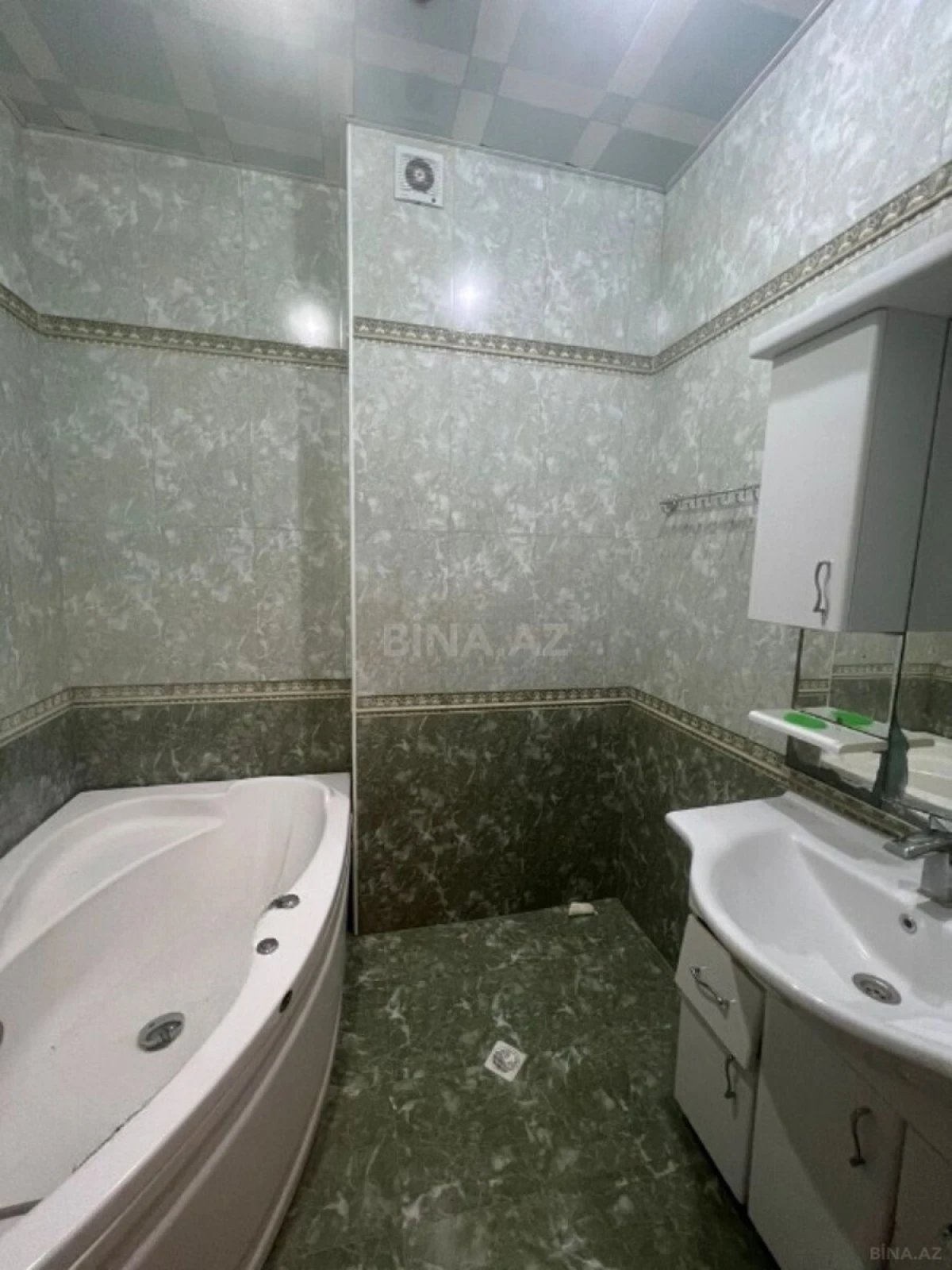 Satılır 3 otaqlı mənzil 122 m²