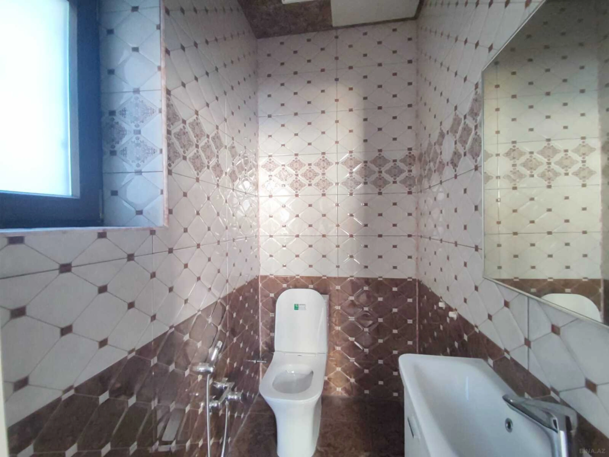 Satılır 9 otaqlı həyət evi 900 m²