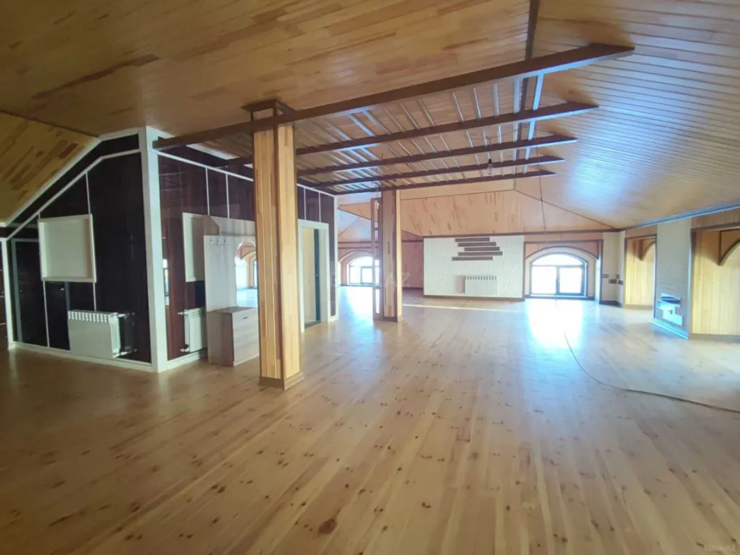 Satılır 9 otaqlı həyət evi 900 m²