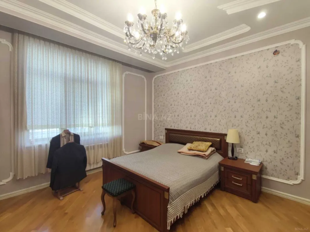 Satılır 9 otaqlı həyət evi 900 m²