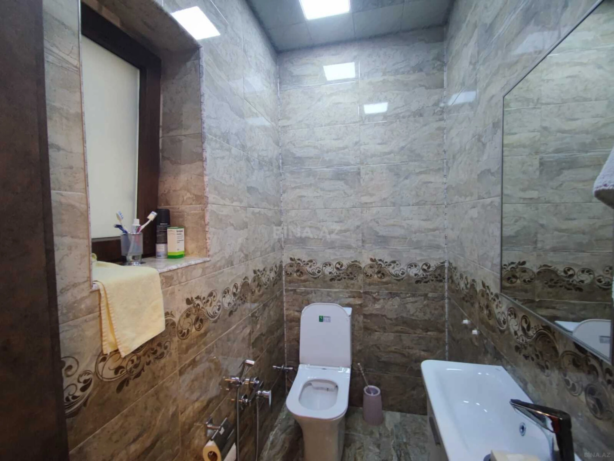 Satılır 9 otaqlı həyət evi 900 m²