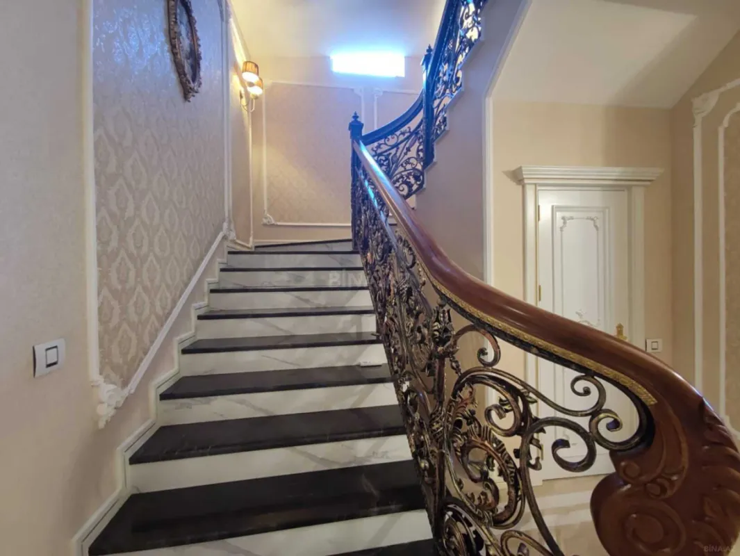 Satılır 9 otaqlı həyət evi 900 m²