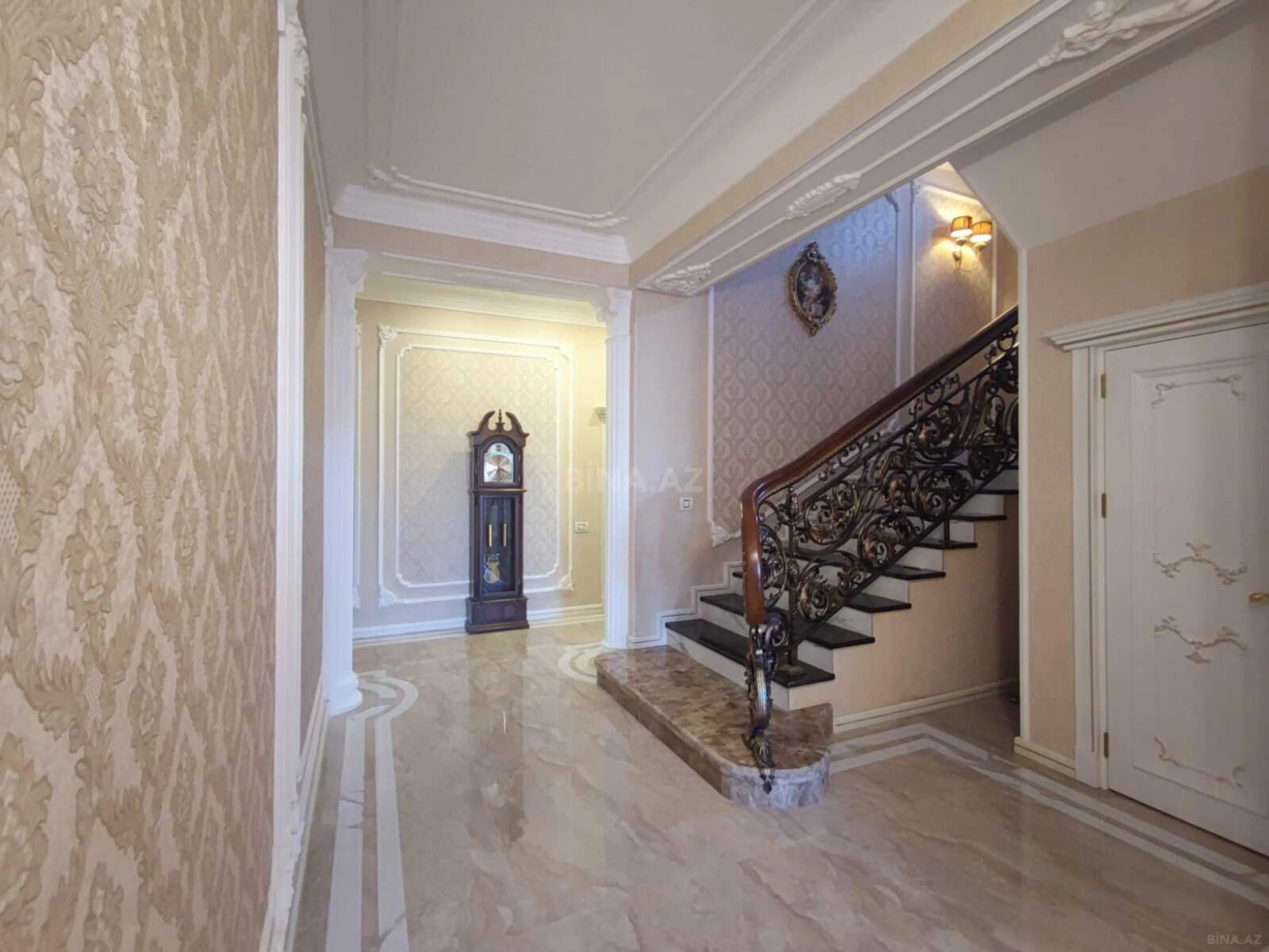 Satılır 9 otaqlı həyət evi 900 m²