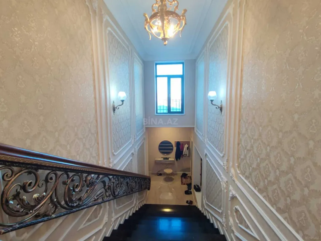 Satılır 9 otaqlı həyət evi 900 m²