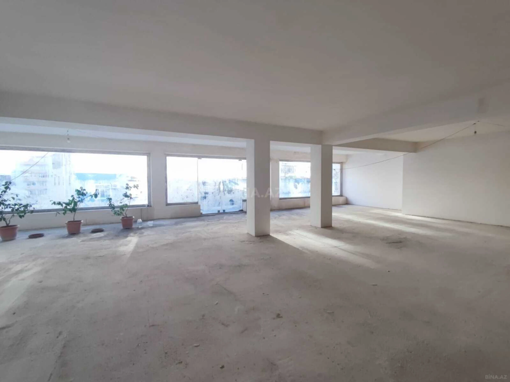 Satılır 9 otaqlı həyət evi 900 m²