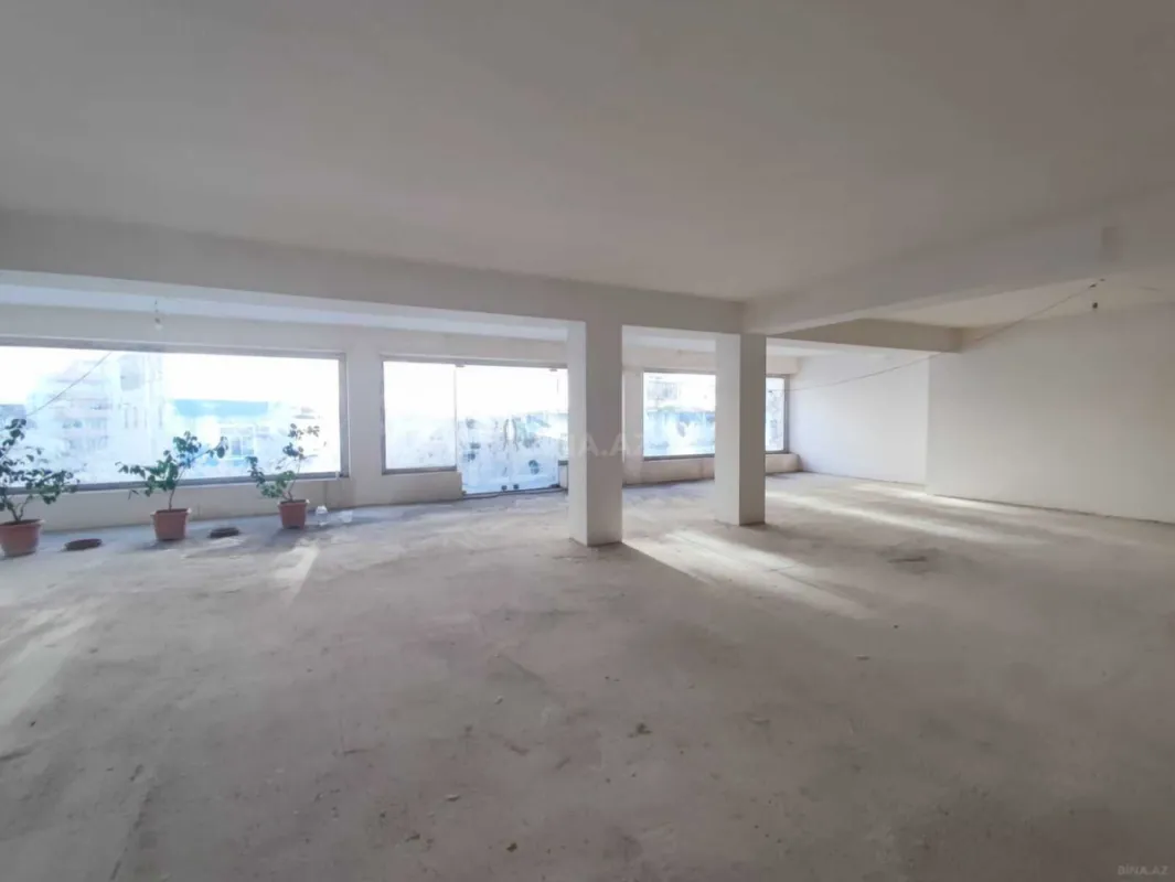 Satılır 9 otaqlı həyət evi 900 m²