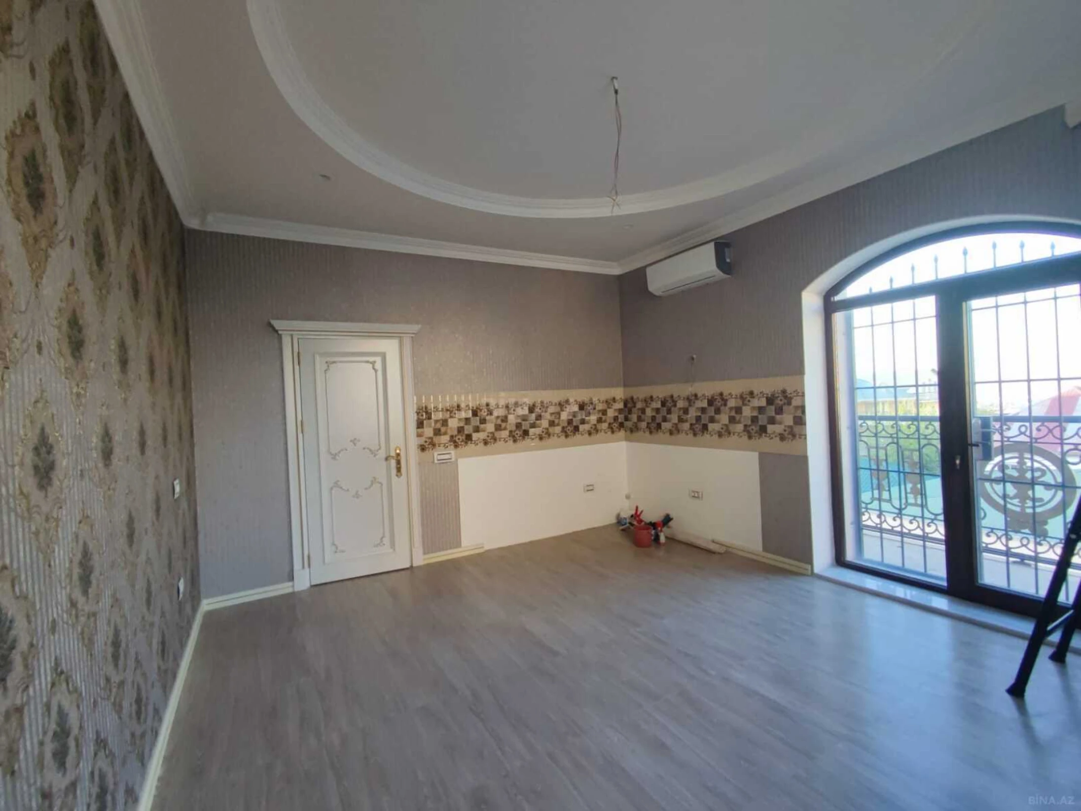 Satılır 9 otaqlı həyət evi 900 m²
