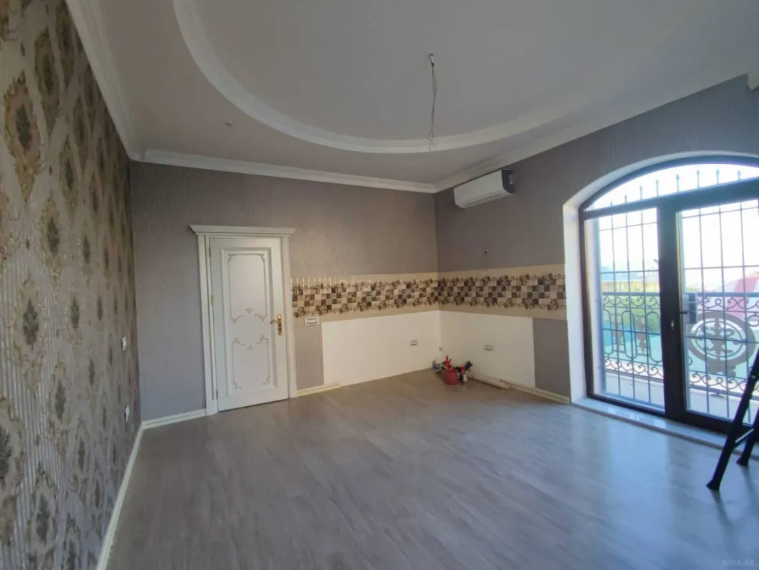 Satılır 9 otaqlı həyət evi 900 m²