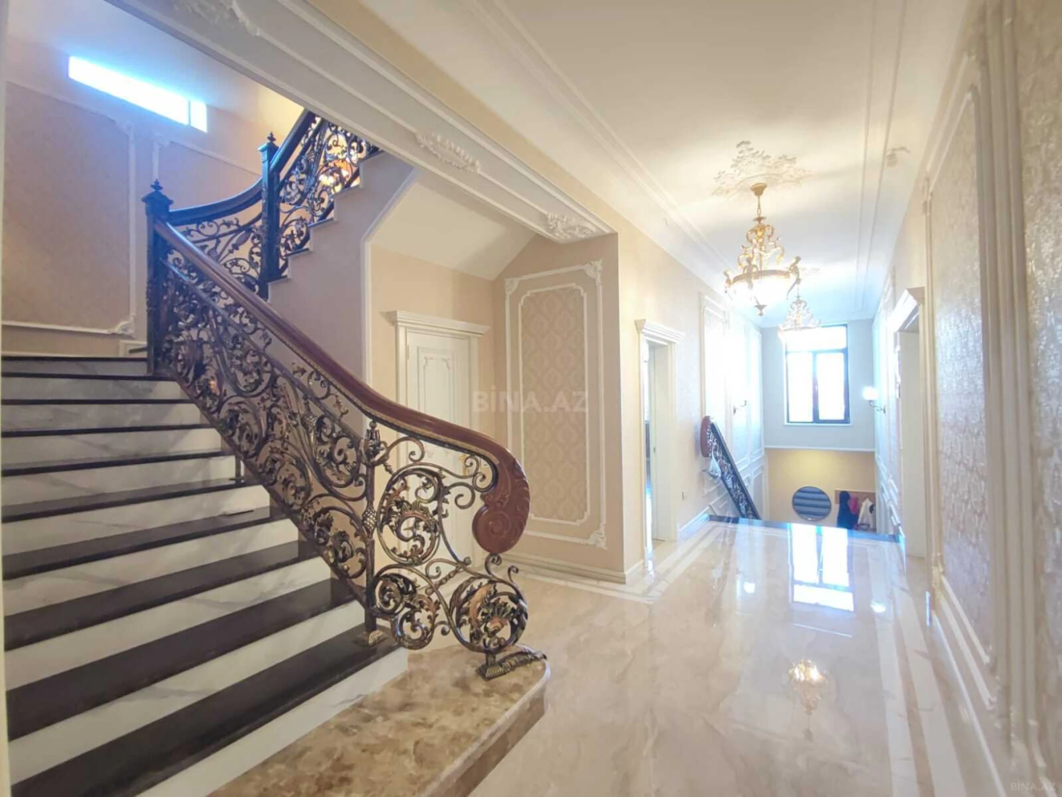 Satılır 9 otaqlı həyət evi 900 m²