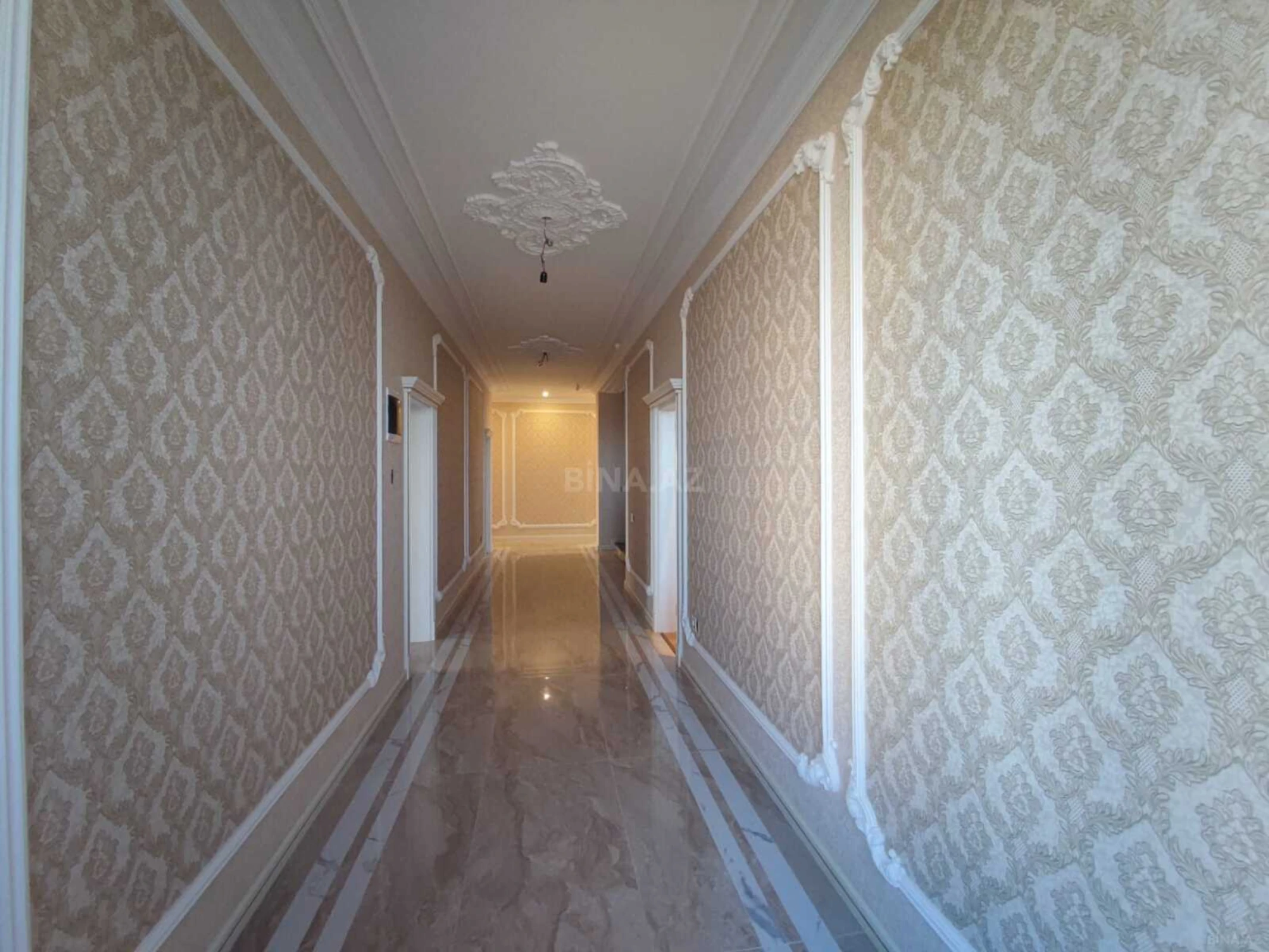 Satılır 9 otaqlı həyət evi 900 m²