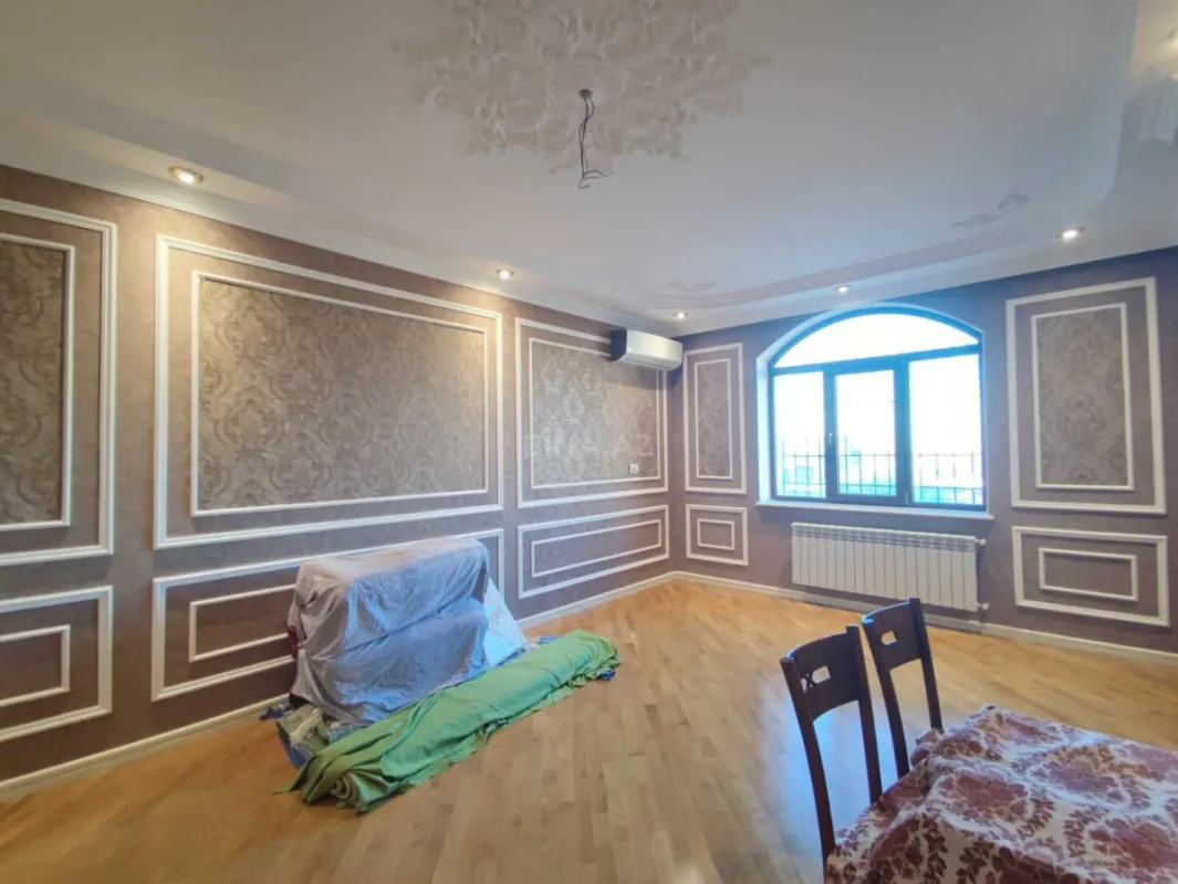 Satılır 9 otaqlı həyət evi 900 m²