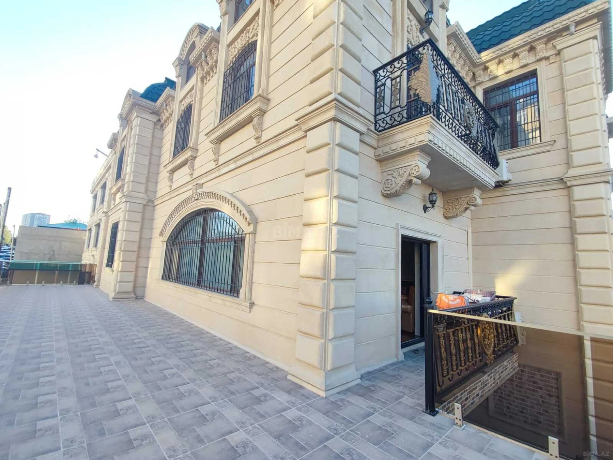 Satılır 9 otaqlı həyət evi 900 m²