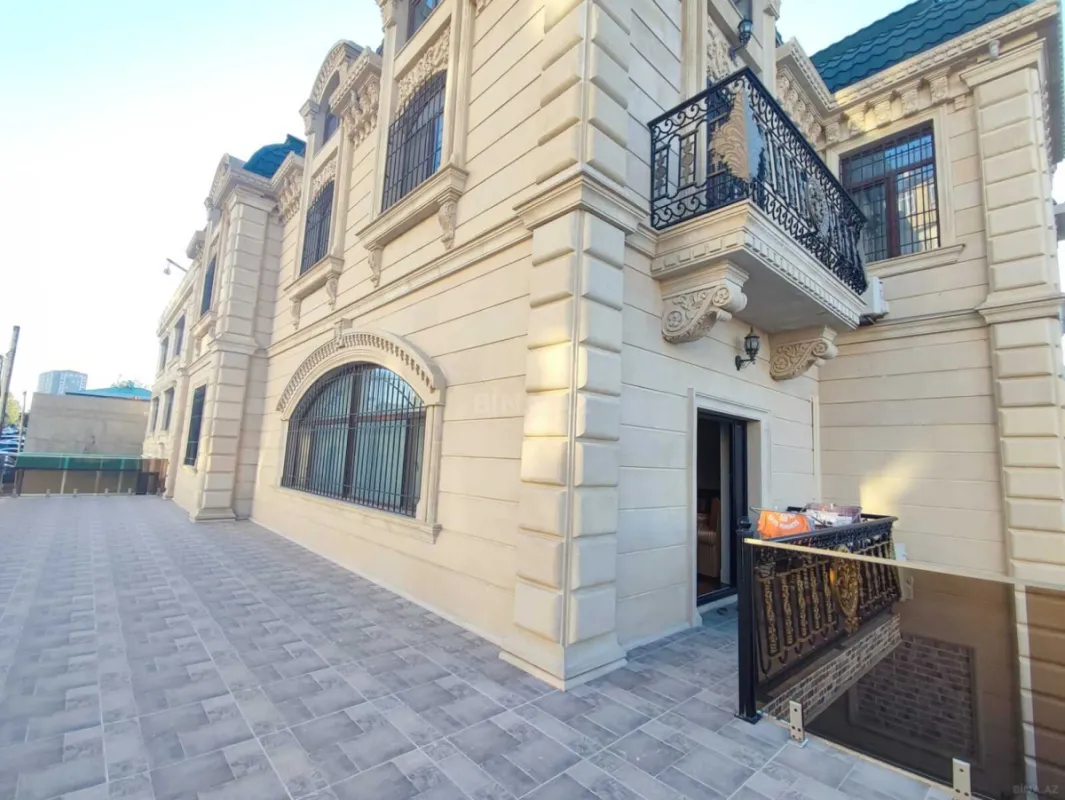 Satılır 9 otaqlı həyət evi 900 m²