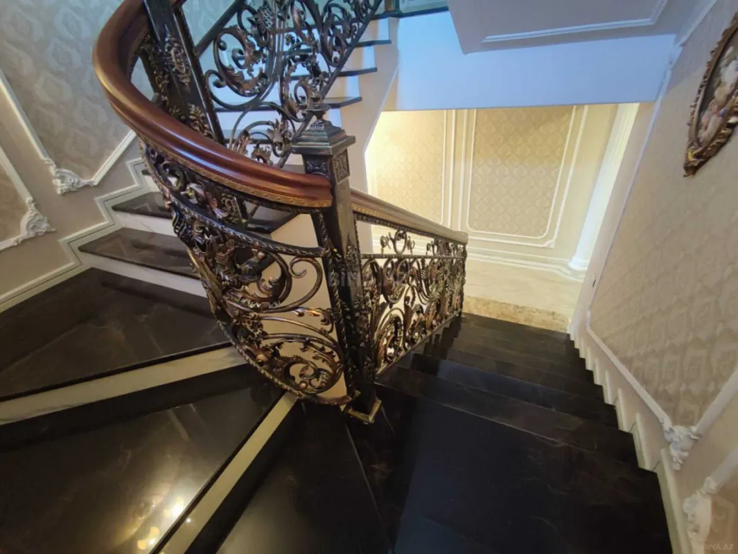 Satılır 9 otaqlı həyət evi 900 m²