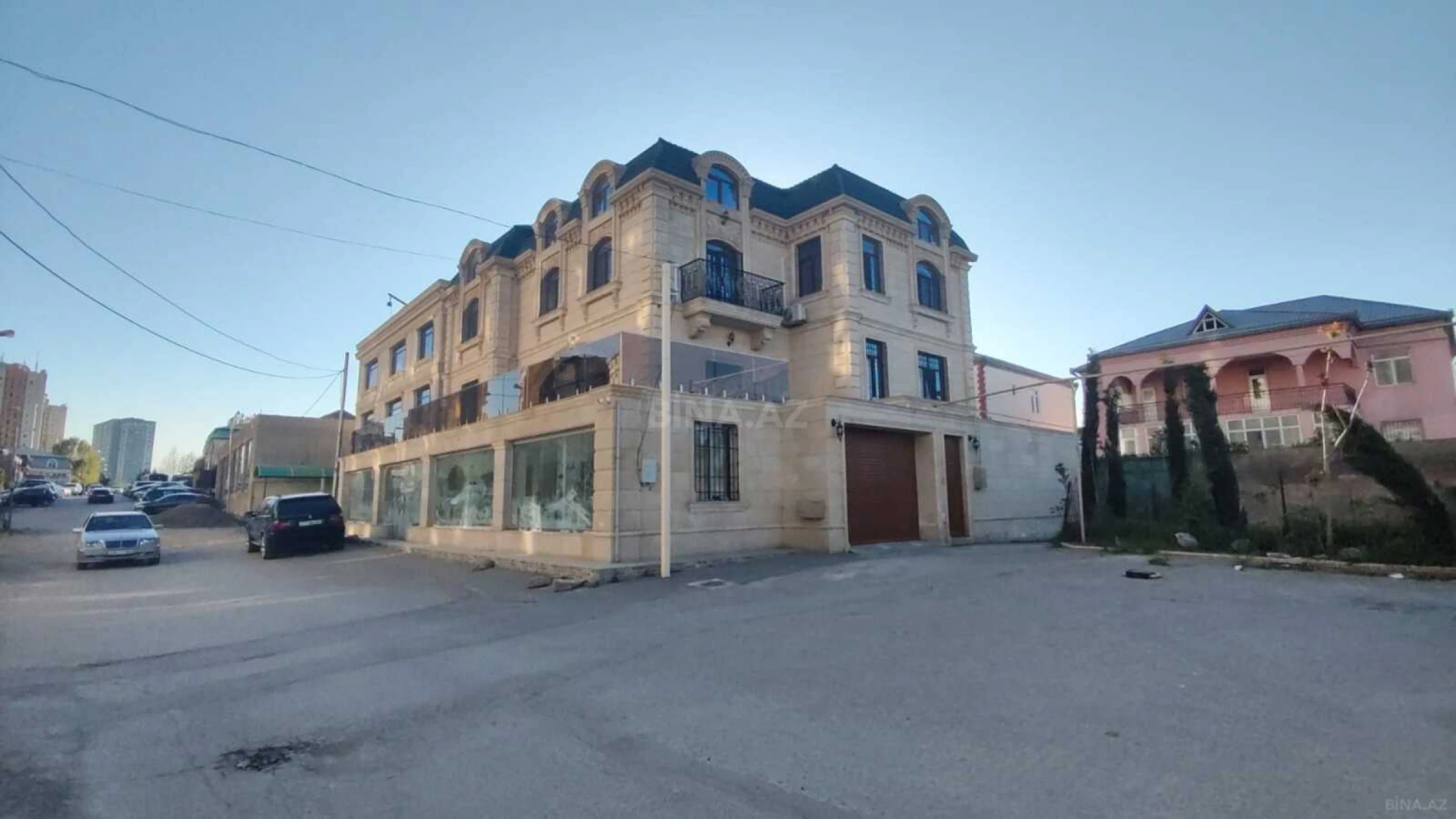 Satılır 9 otaqlı həyət evi 900 m²
