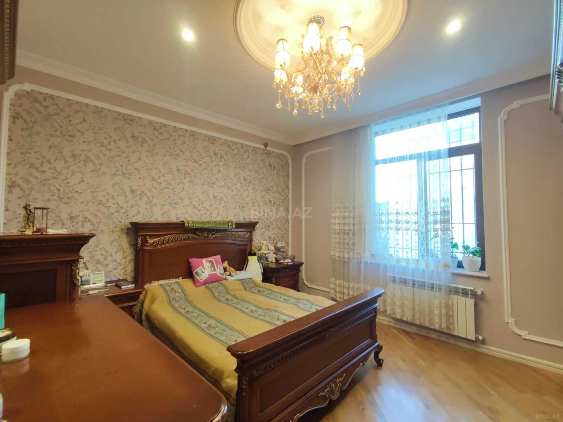 Satılır 9 otaqlı həyət evi 900 m²