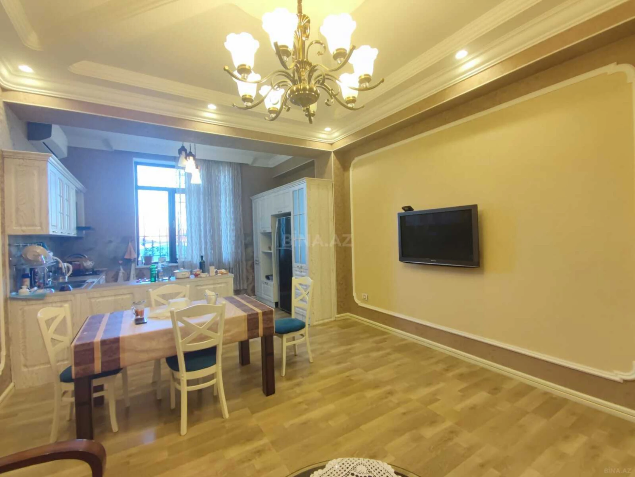 Satılır 9 otaqlı həyət evi 900 m²