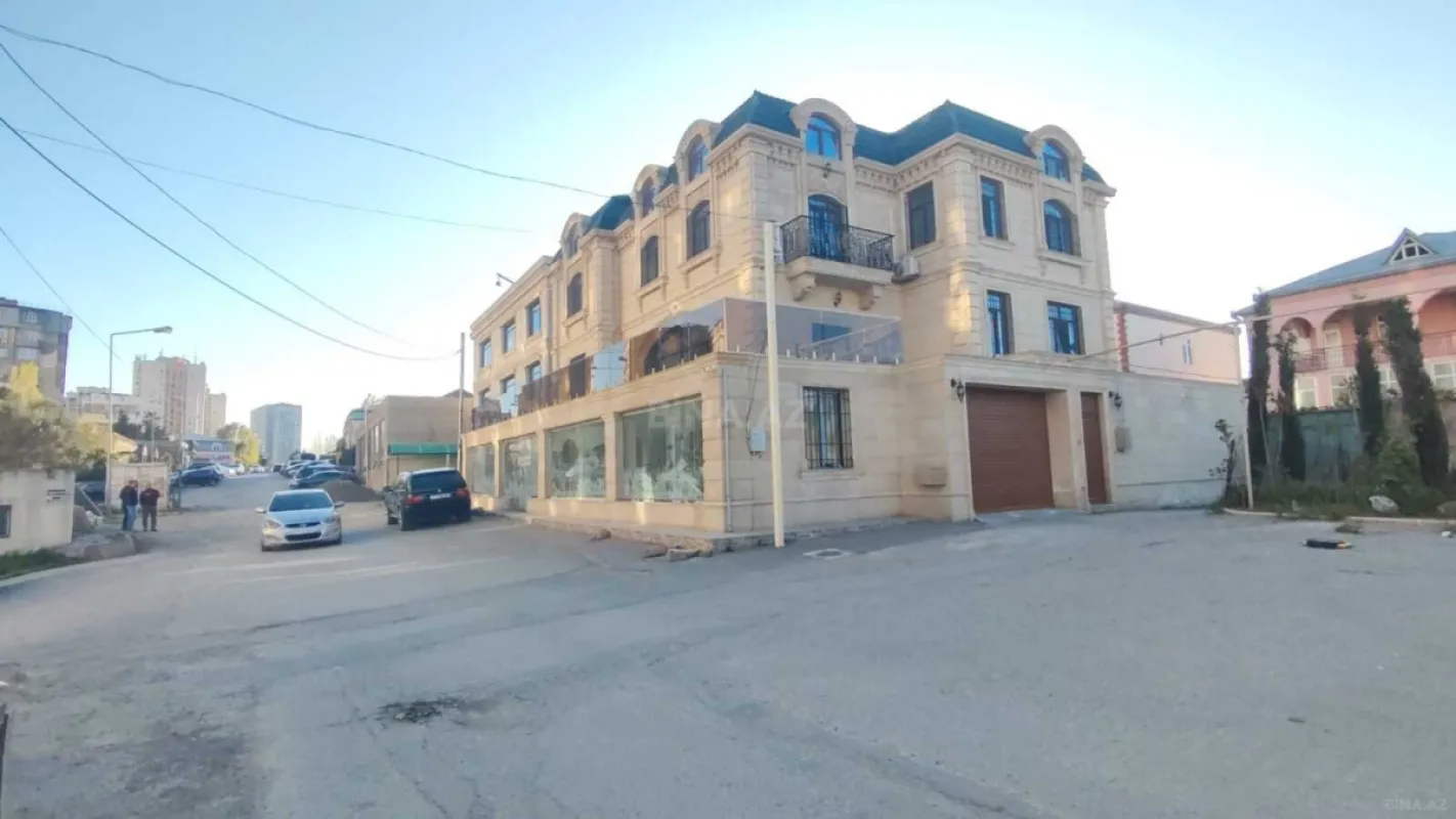 Satılır 9 otaqlı həyət evi 900 m²