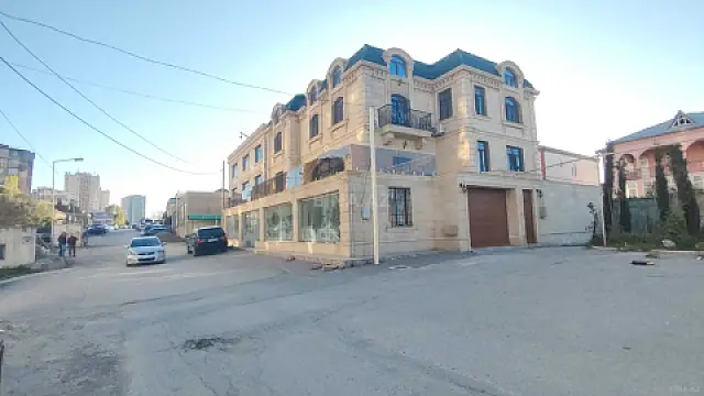 Satılır 9 otaqlı həyət evi 900 m²
