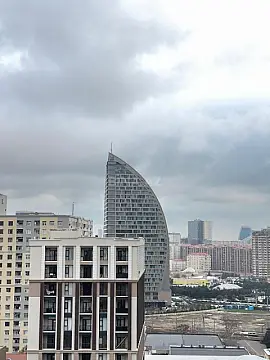 Satılır 4 otaqlı mənzil 215 m²