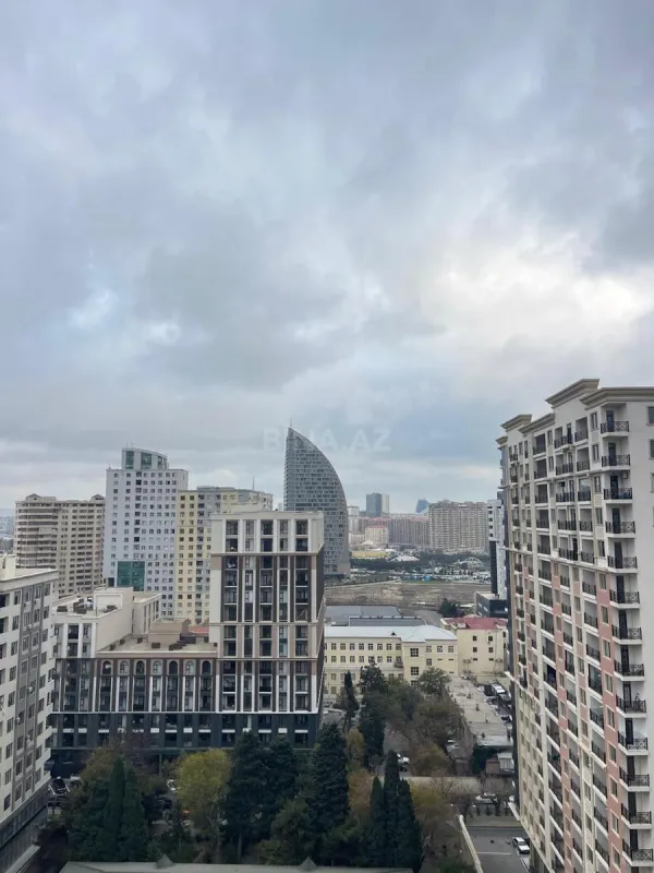 Satılır 4 otaqlı mənzil 215 m²