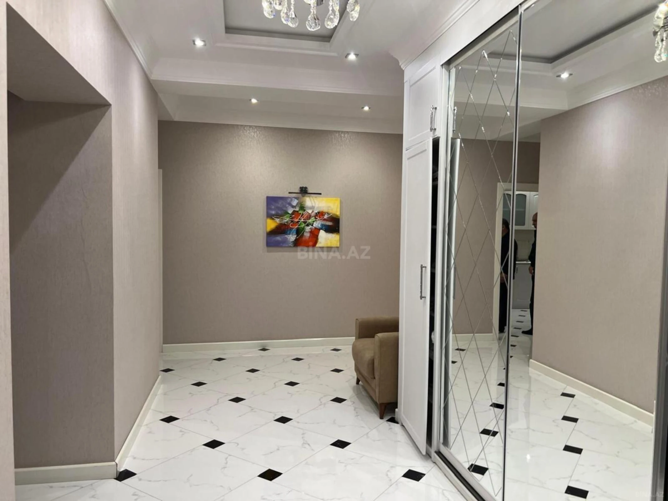 Satılır 3 otaqlı mənzil 145 m²