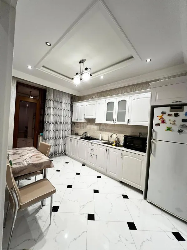 Satılır 3 otaqlı mənzil 145 m²